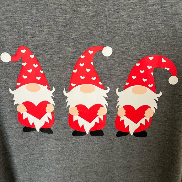 Ladies Women’s Gnome Heather Gray T-shirt Large 3 Gnomes Holding Hearts - Picture 7 of 10